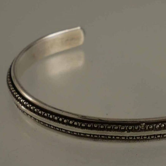 bracelet en argent décoré de motifs poinçonnés