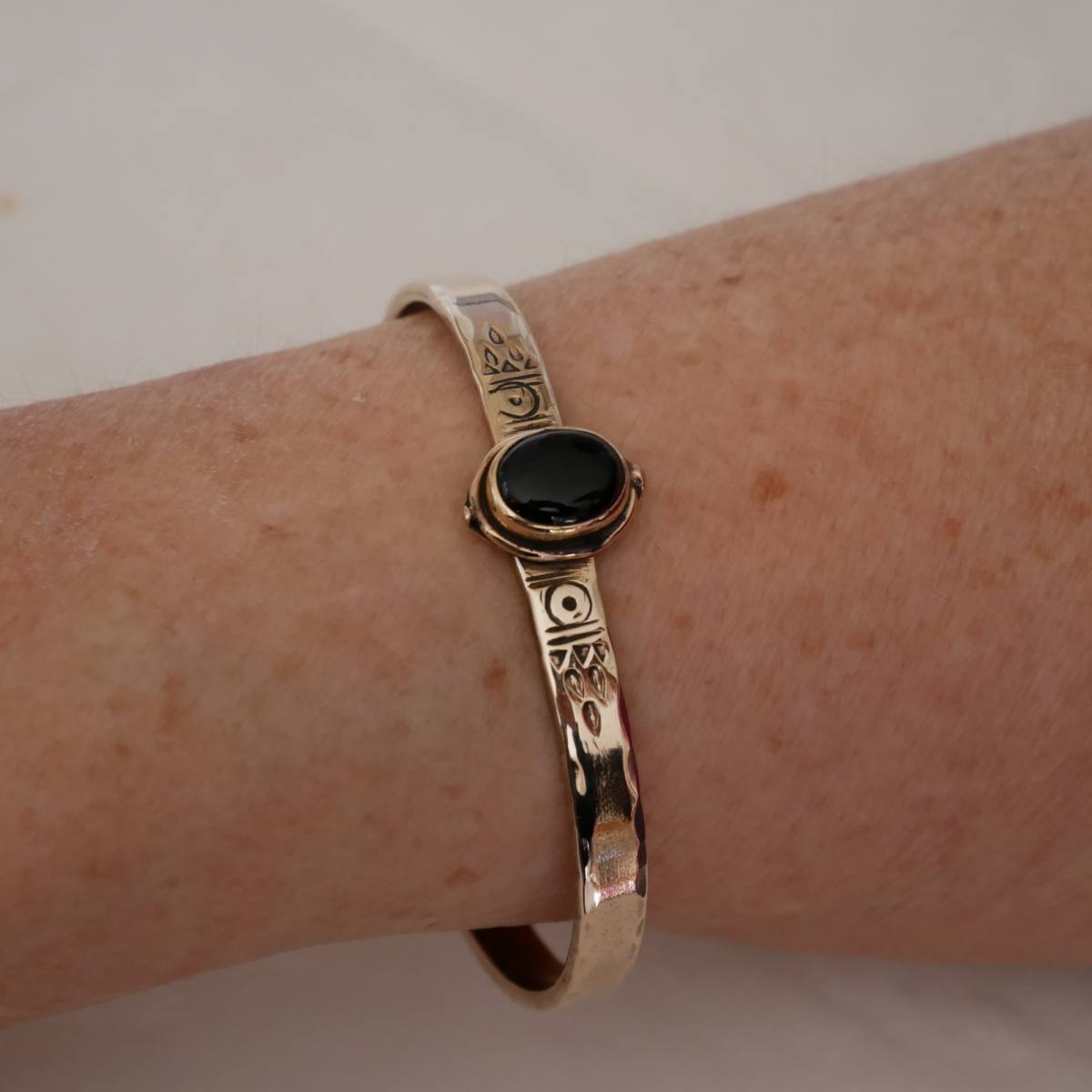bracelet en bronze gravé décoré d’une pierre fine