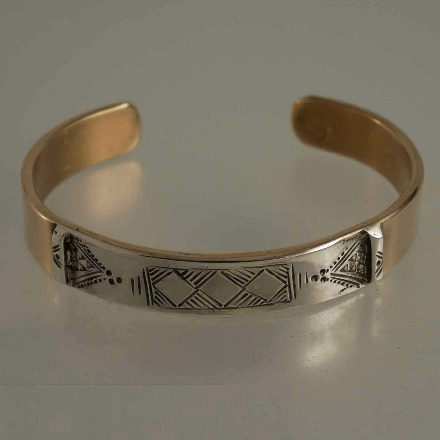 bracelet en bronze décoré d’une plaque d’argent gravée