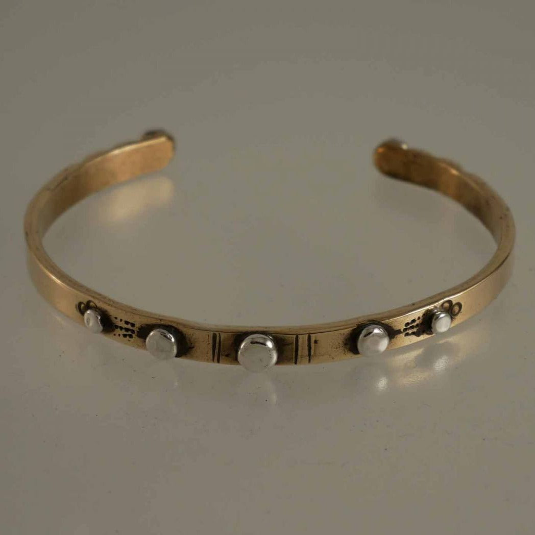 bracelet en bronze gravé, orné de boules d'argent