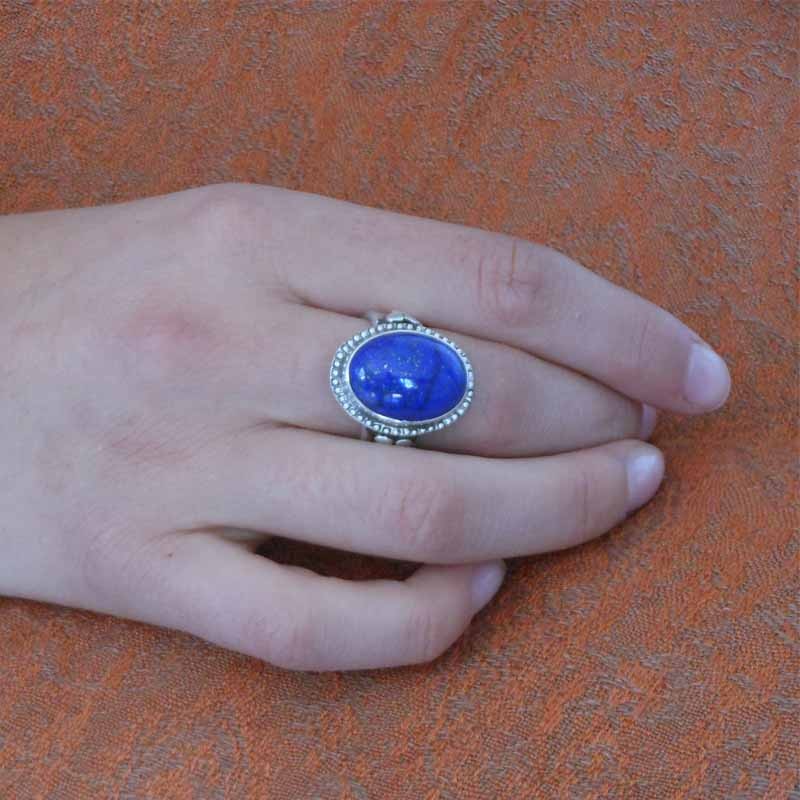 bague réglable en argent massif ornée d’un cabochon de pierre naturelle