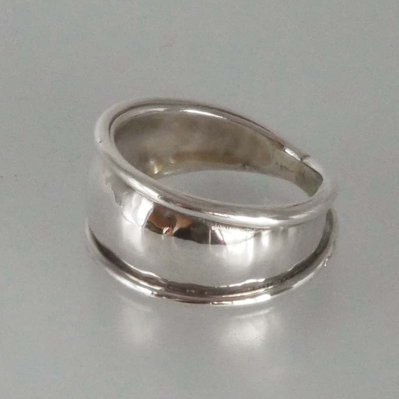 bague en argent martelé avec décor de fils soudés