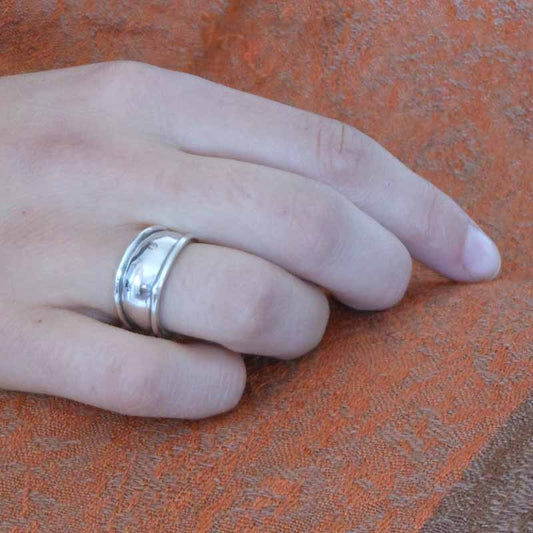 bague en argent martelé avec décor de fils soudés