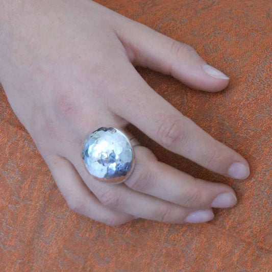 bague bombée en argent martelé