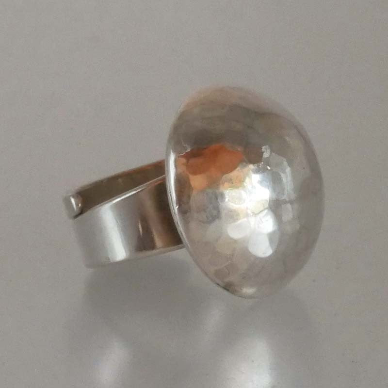 bague bombée en argent martelé