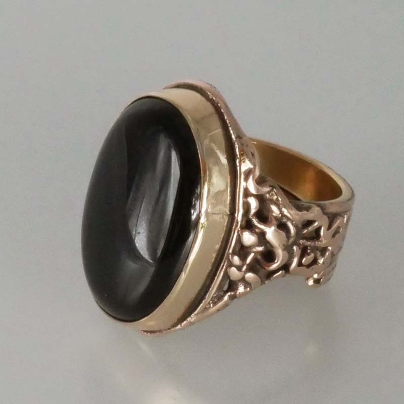 bague en bronze sculptée ornée d’une large pierre fine