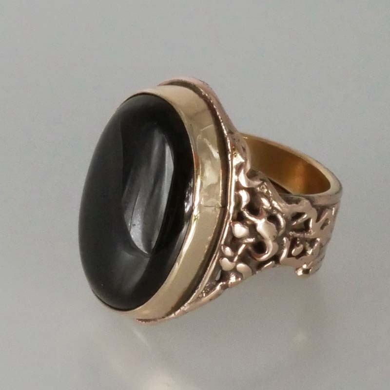 bague en bronze sculptée ornée d’un cabochon de pierre naturelle