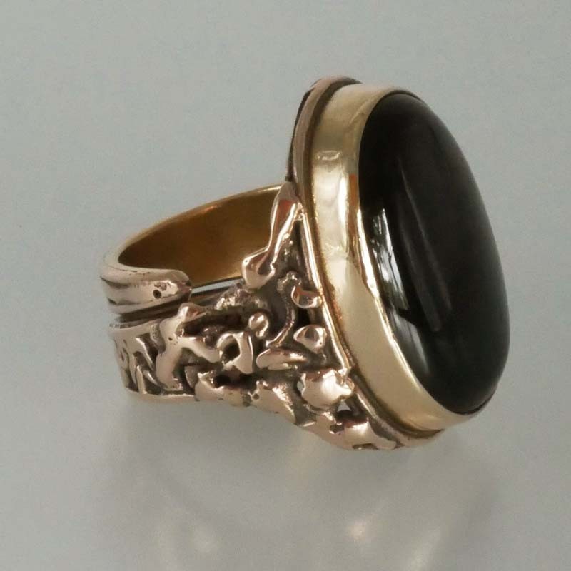 bague en bronze sculptée ornée d’une large pierre fine