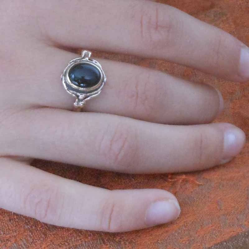 bague en bronze délicate et originale ornée d’un pierre fine