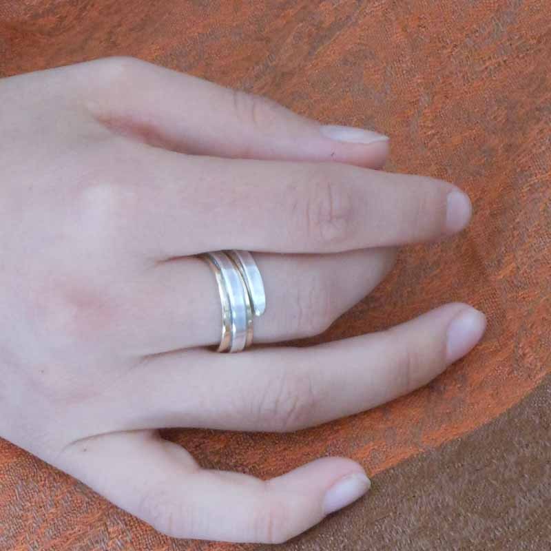 Bague réglable en bronze avec décor de fil d’argent