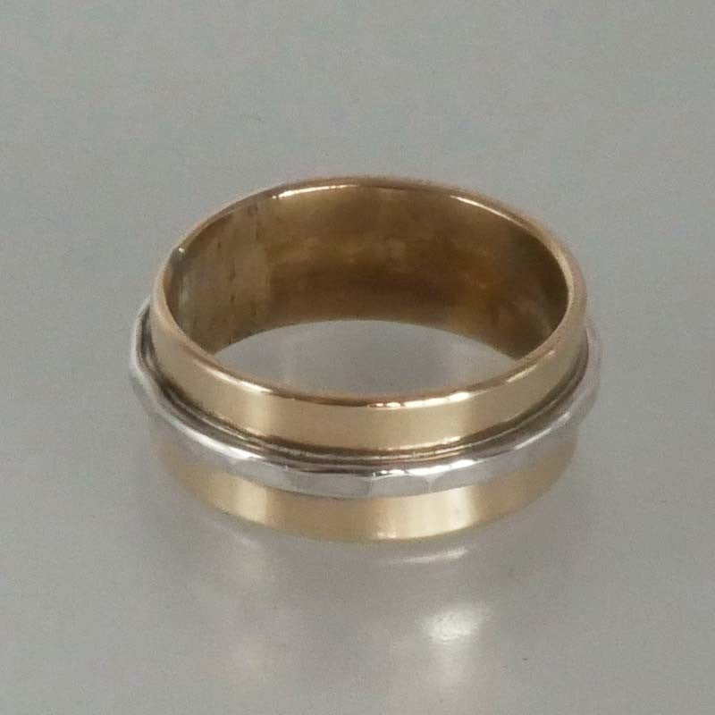 bague en bronze toute simple décorée d’un fil d’argent