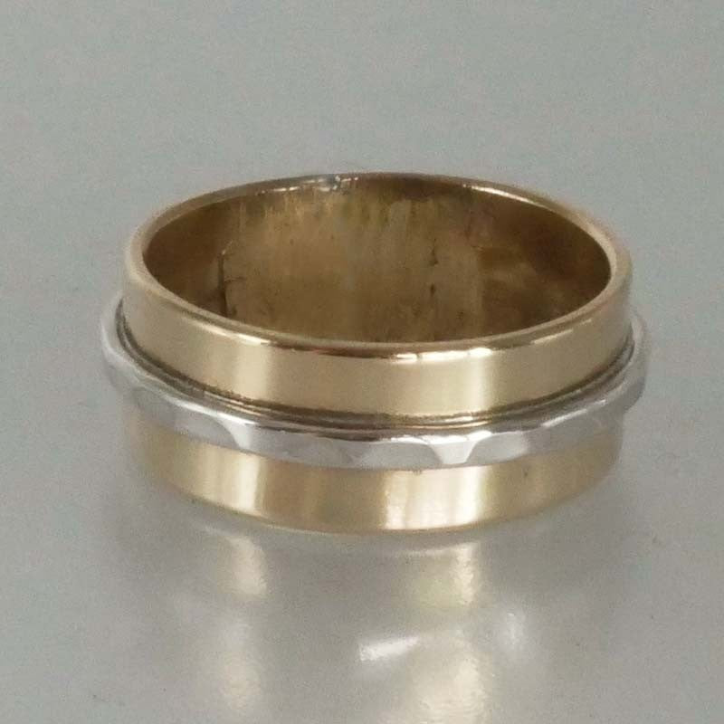bague en bronze toute simple décorée d’un fil d’argent