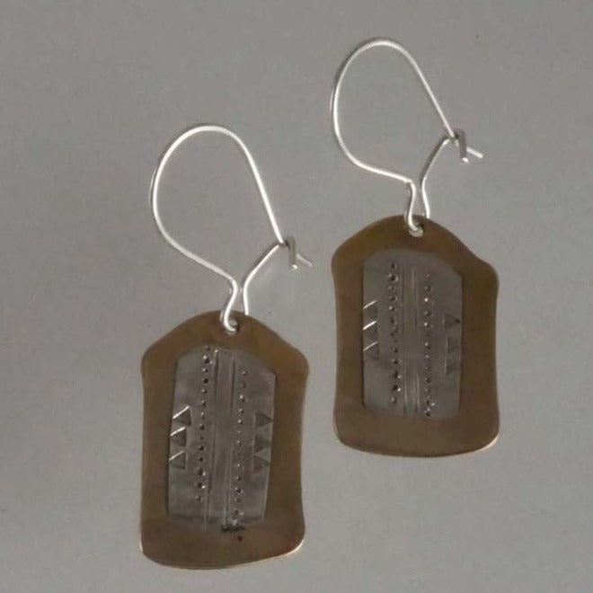 boucles d’oreilles en bronze avec une plaque d’argent décorée de motifs gravés