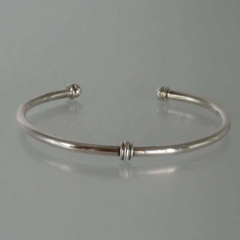 bracelet réglable en fil d’argent avec décoration d’anneaux et de boules