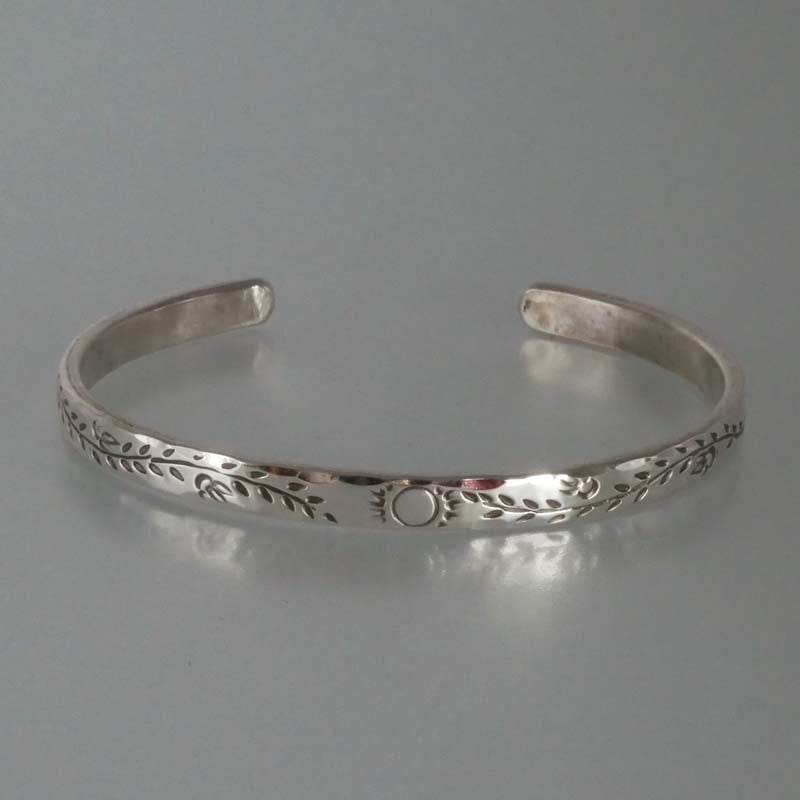 bracelet en argent martelé avec motifs gravés