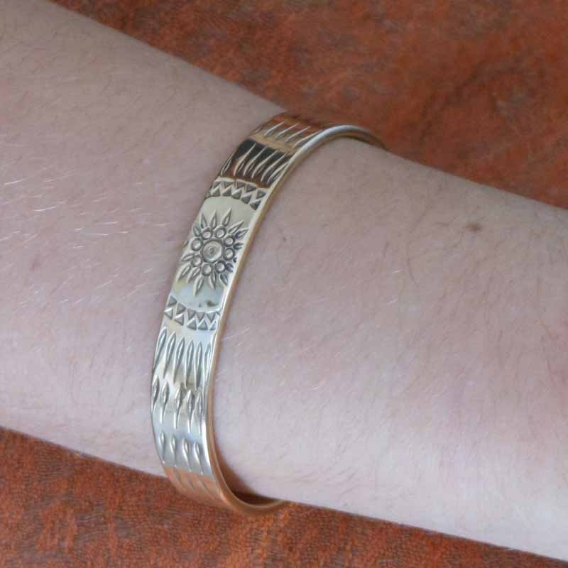 bracelet personnalisable en bronze gravé de motifs végétaux