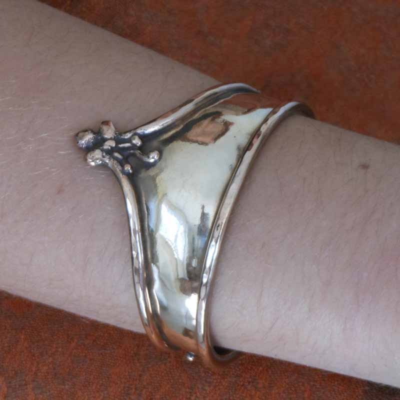 bracelet en bronze martelé en forme de couronne