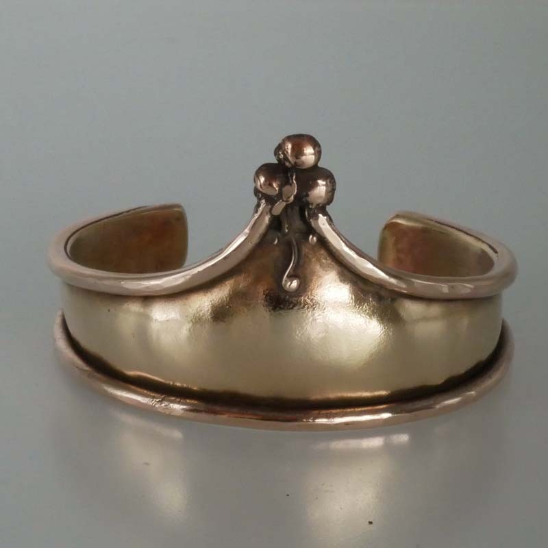 bracelet en bronze martelé en forme de couronne