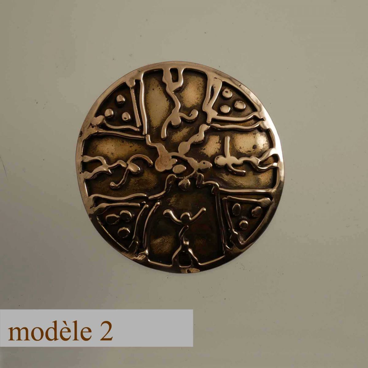 broche ronde en bronze décorée de motifs soudés