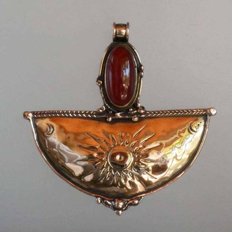 broche – pendentif en bronze martelé et gravé avec une pierre fine