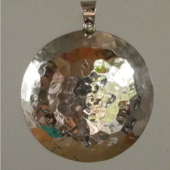 pendentif circulaire en argent martelé