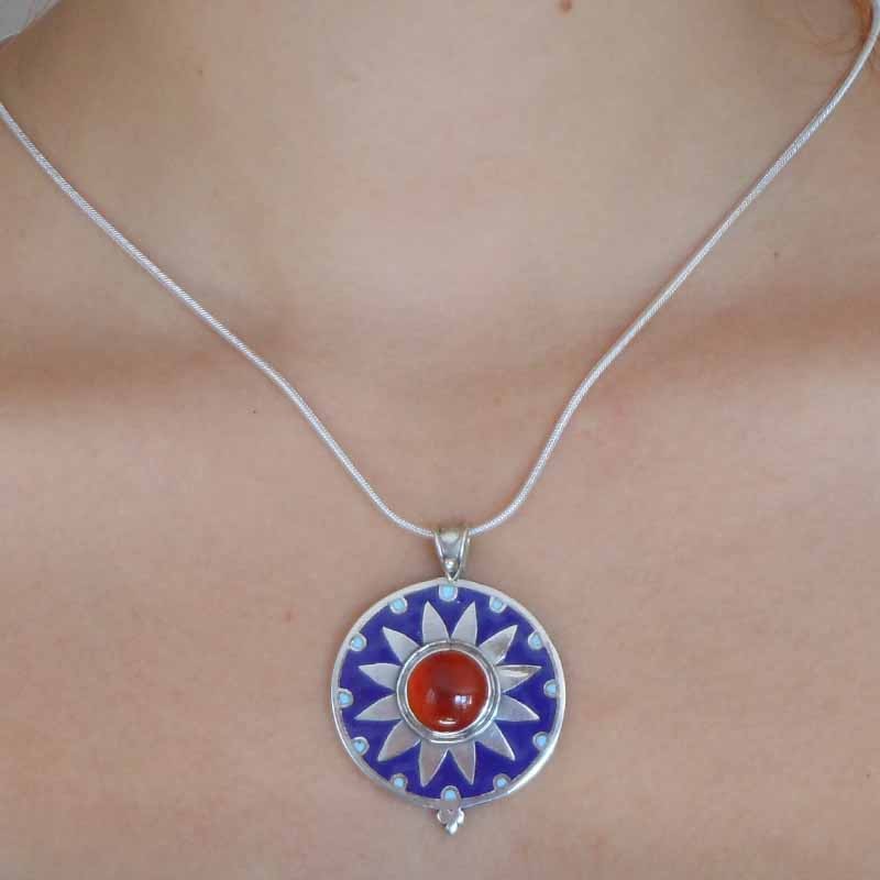 pendentif émaillé circulaire en argent avec une agate cornaline