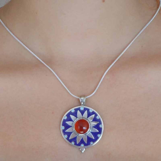 pendentif émaillé circulaire en argent avec une agate cornaline