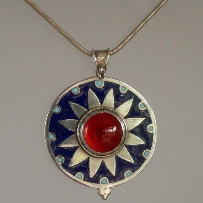 pendentif émaillé circulaire en argent avec une agate cornaline