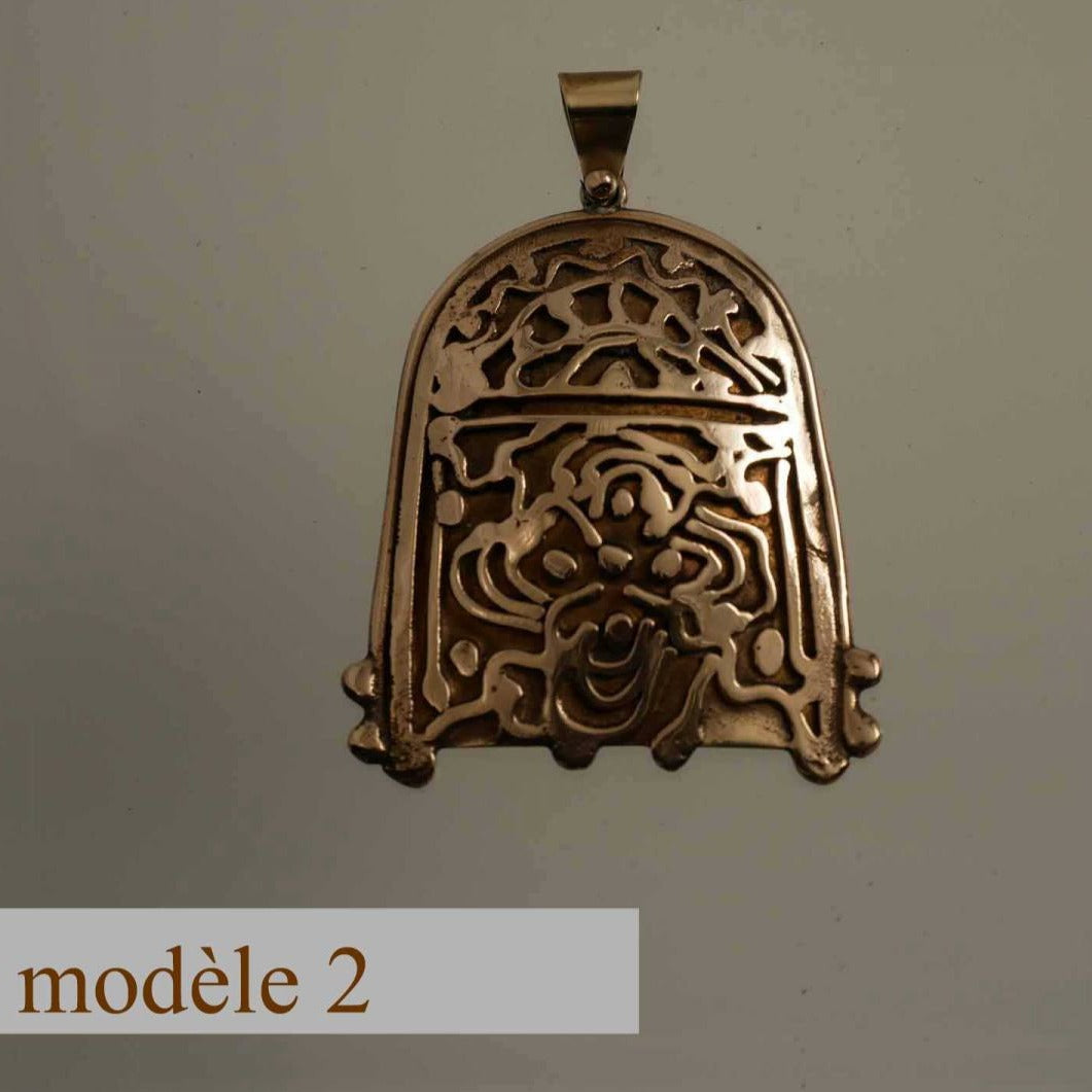 pendentif en bronze bombé et sculpté