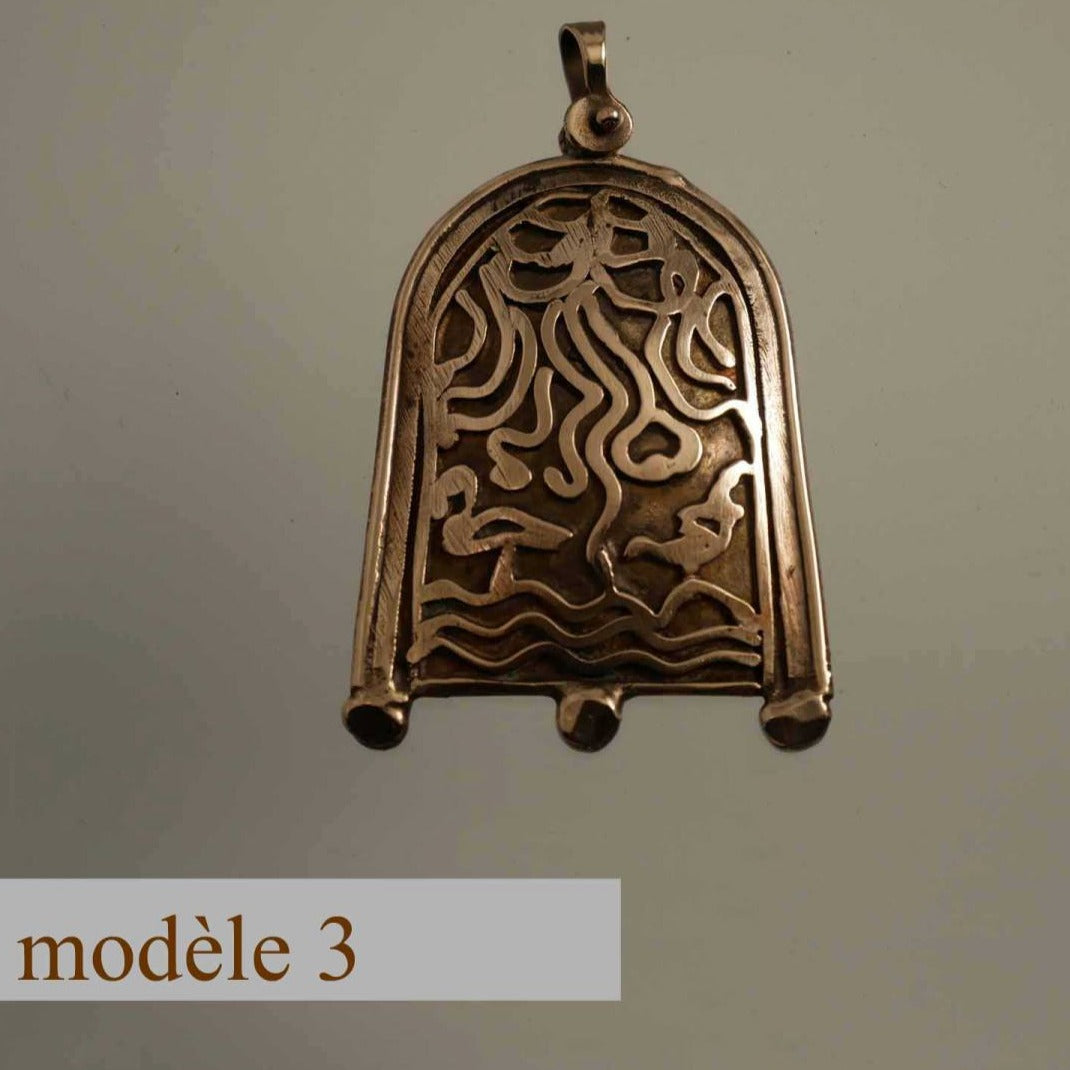 pendentif en bronze bombé et sculpté