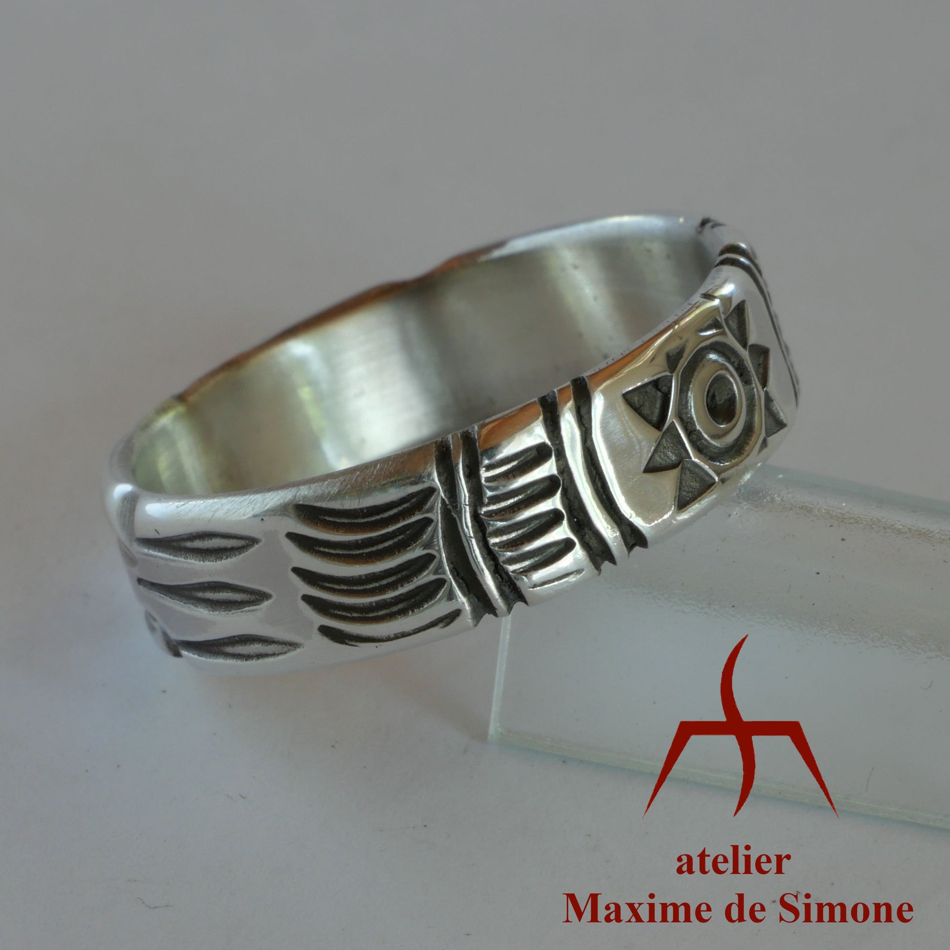 Bague en argent martelée et gravé de motifs originaux