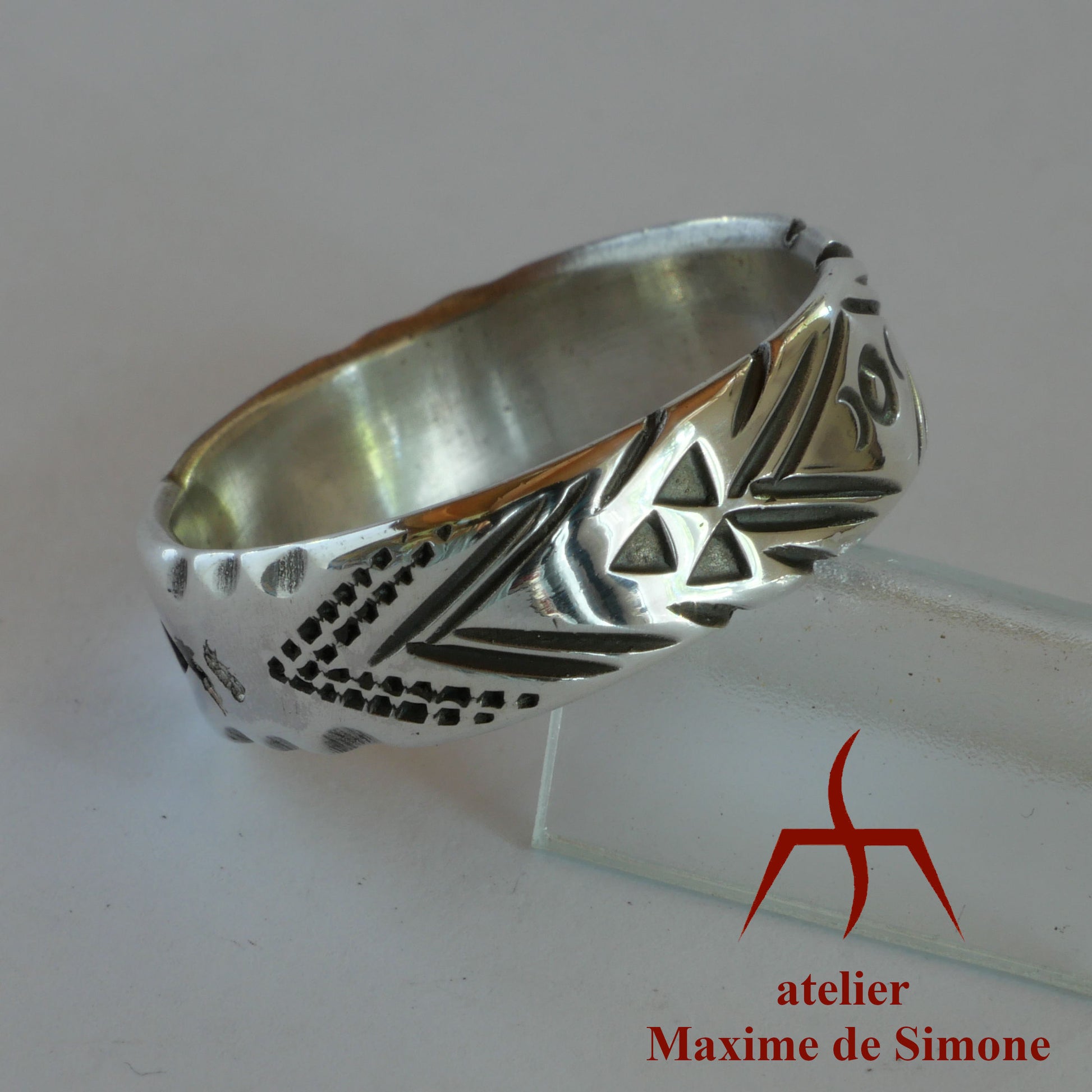 Bague en argent gravée de motifs originaux à l'aide de poinçons