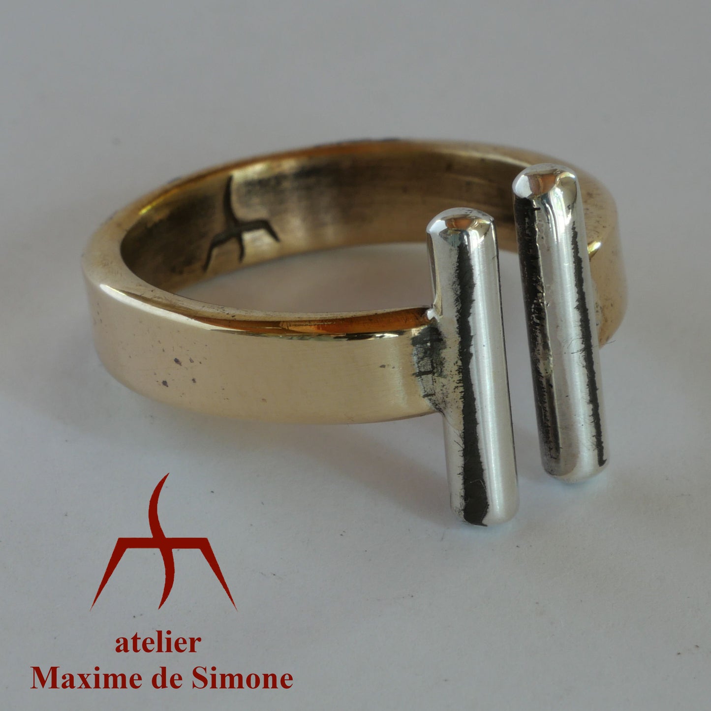 Bague en bronze avec décor d'argent