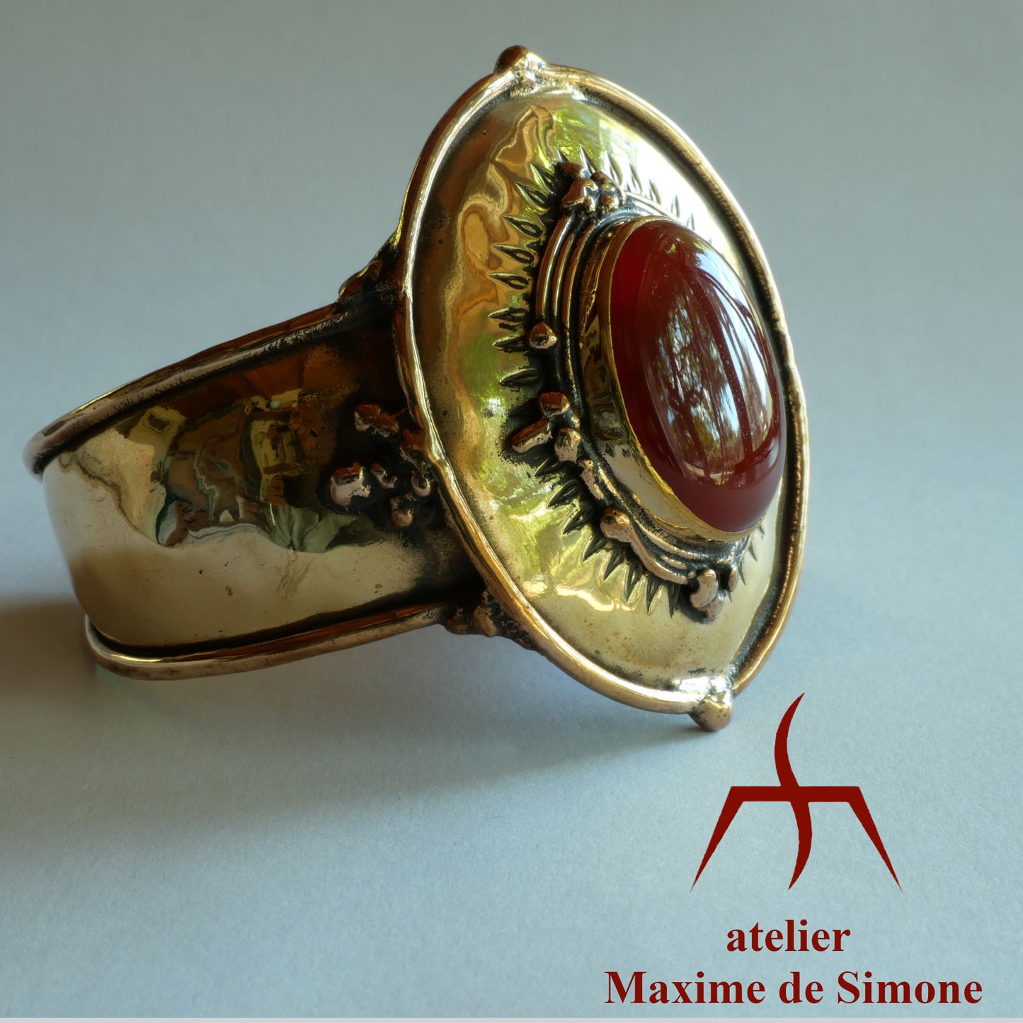 Large bracelet en bronze orné d'un cabochon d'agate cornaline