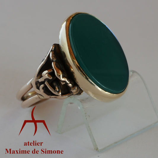 Bague en bronze avec un cabochon onyx vert