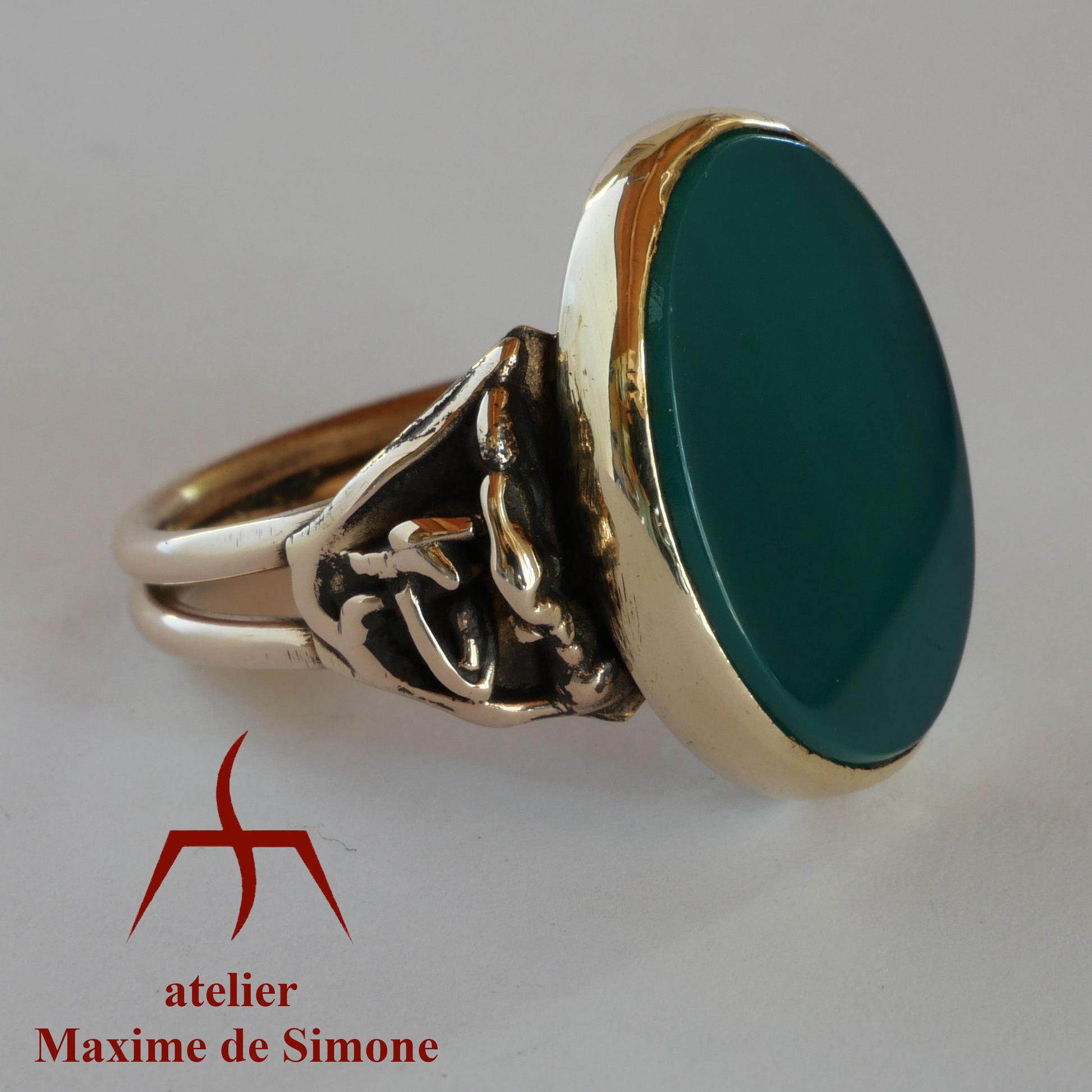 Bague en bronze avec un cabochon onyx vert