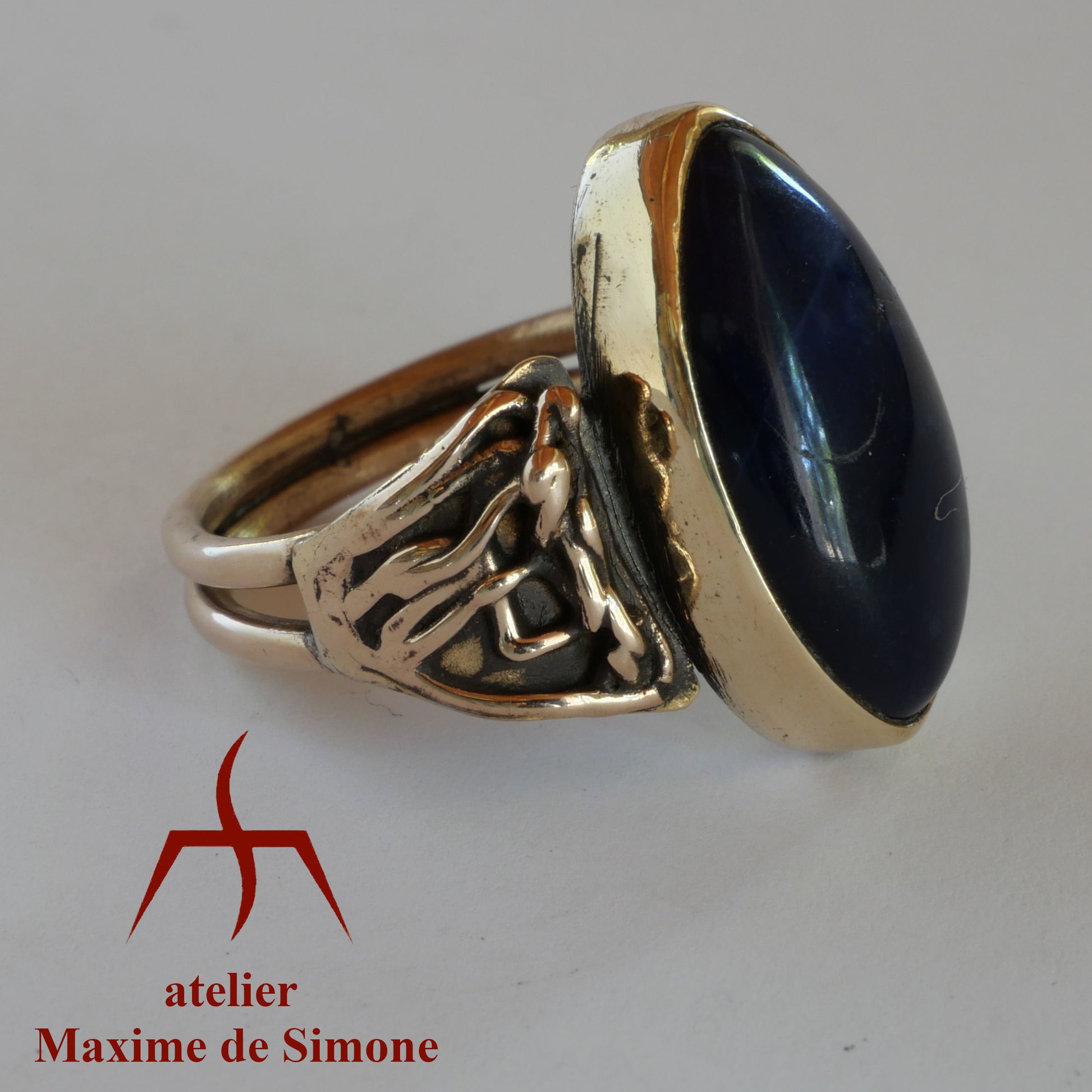 Bague en bronze avec un cabochon bombé de sodalite