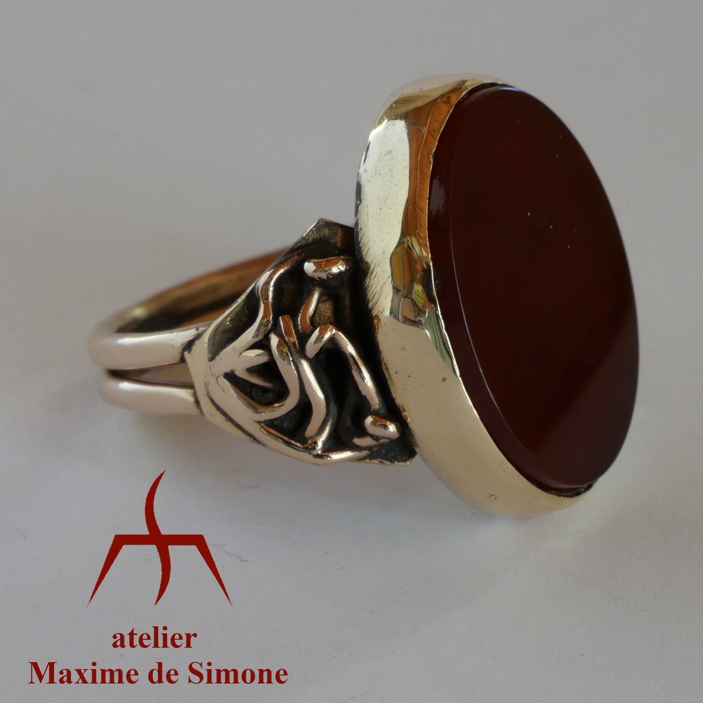 Bague en bronze avec un cabochon plat d'agate cornaline