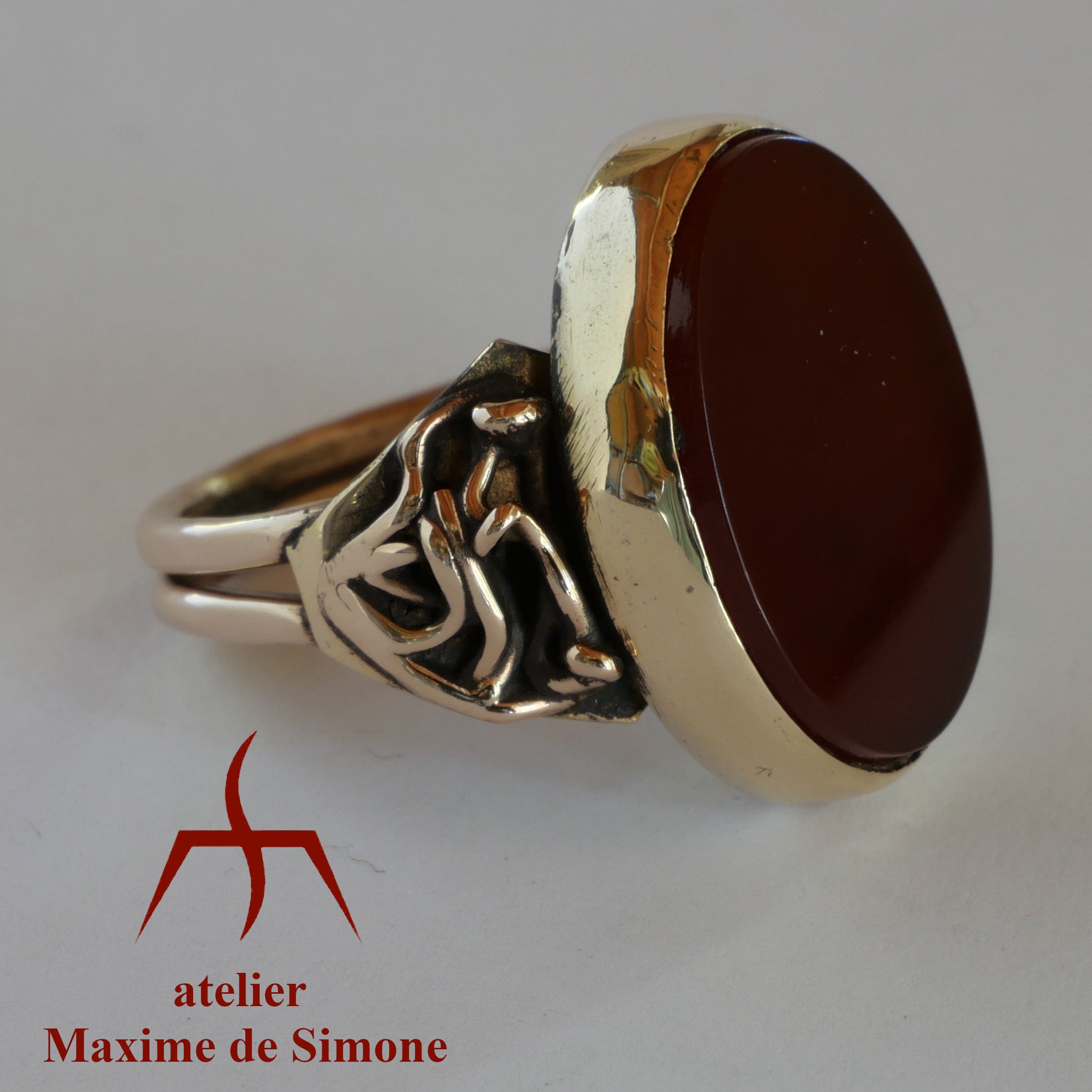 Bague en bronze avec un cabochon plat d'agate cornaline