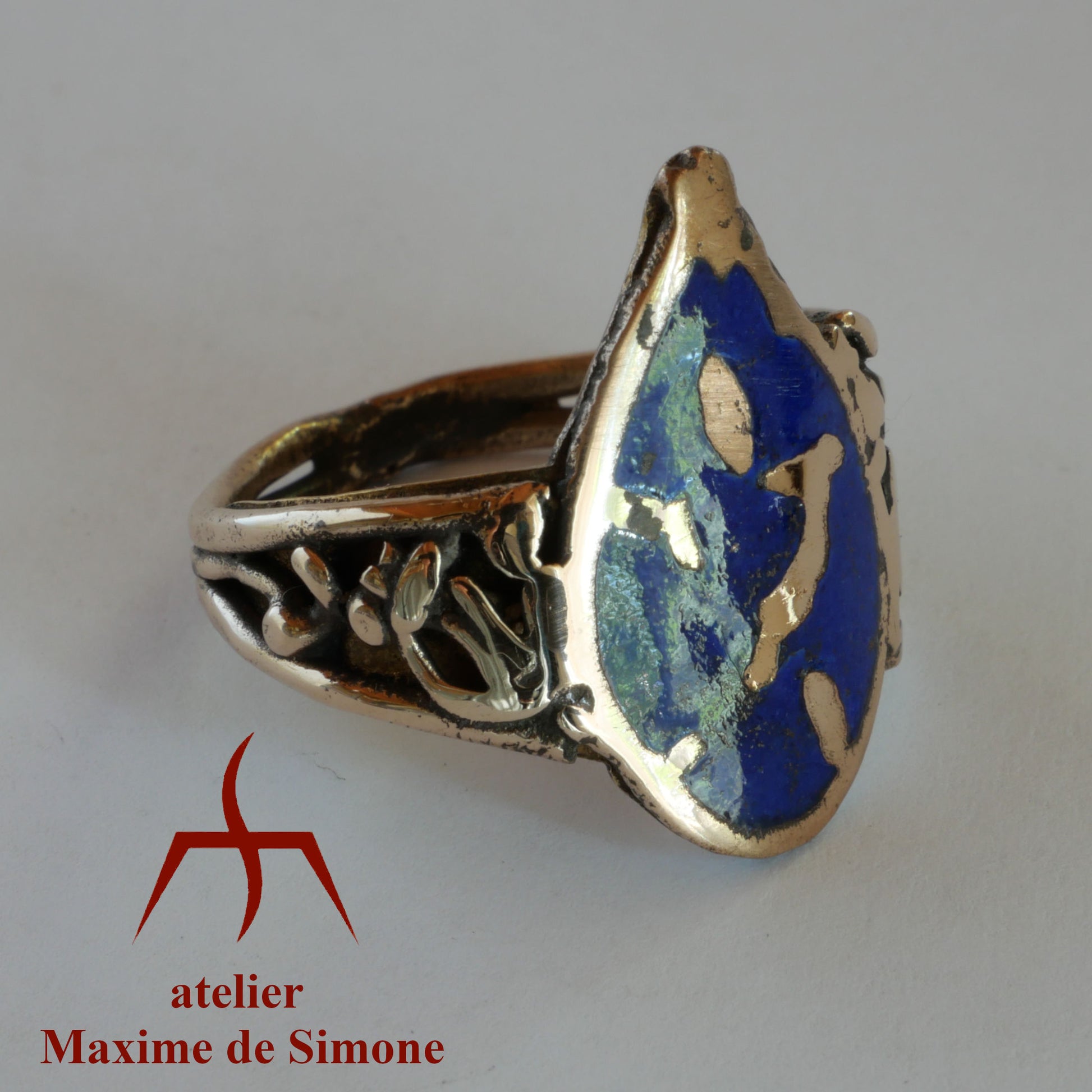 Bague en bronze avec motif émaillé en forme de goute