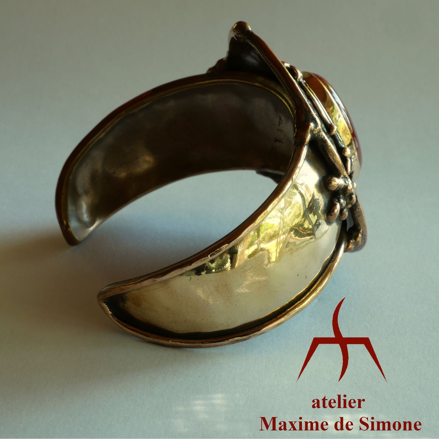 Large bracelet en bronze orné d'un cabochon d'agate cornaline