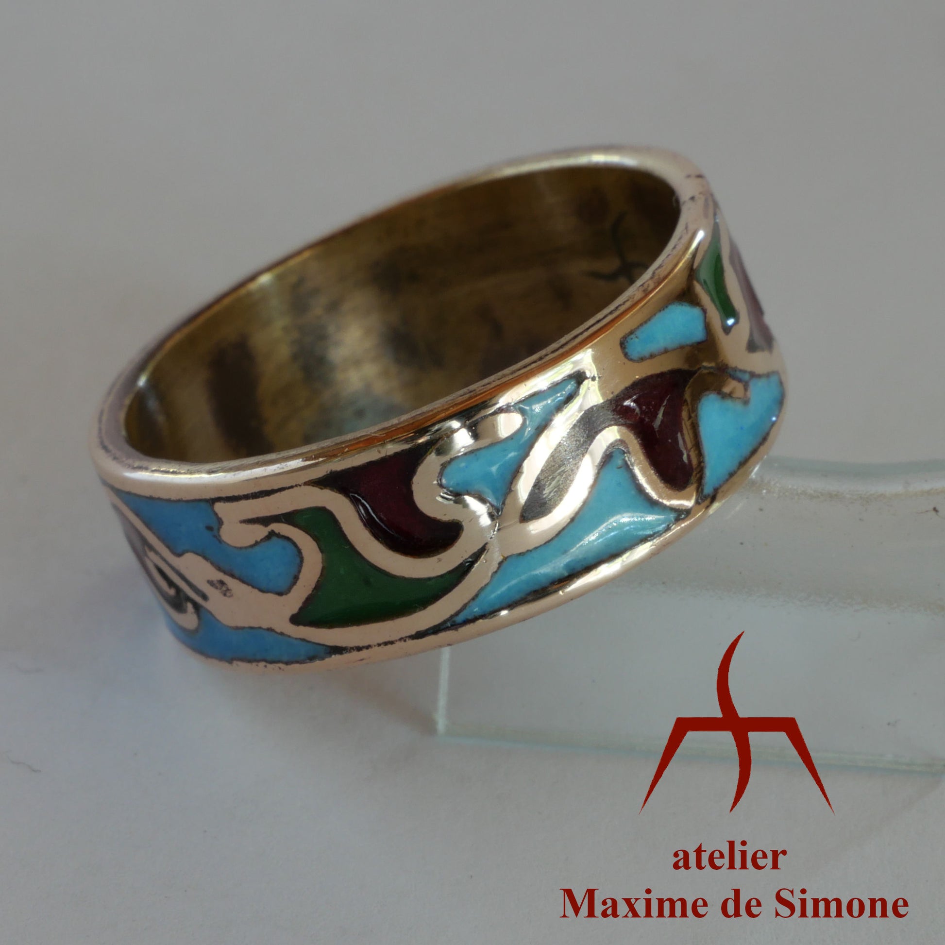 Anneau en bronze avec motif émaillé