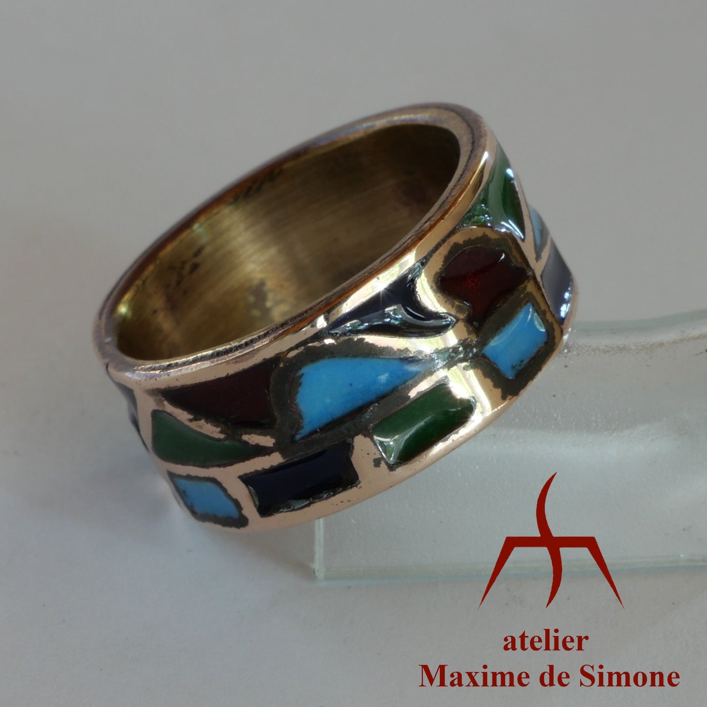 Anneau en bronze avec motif émaillé 