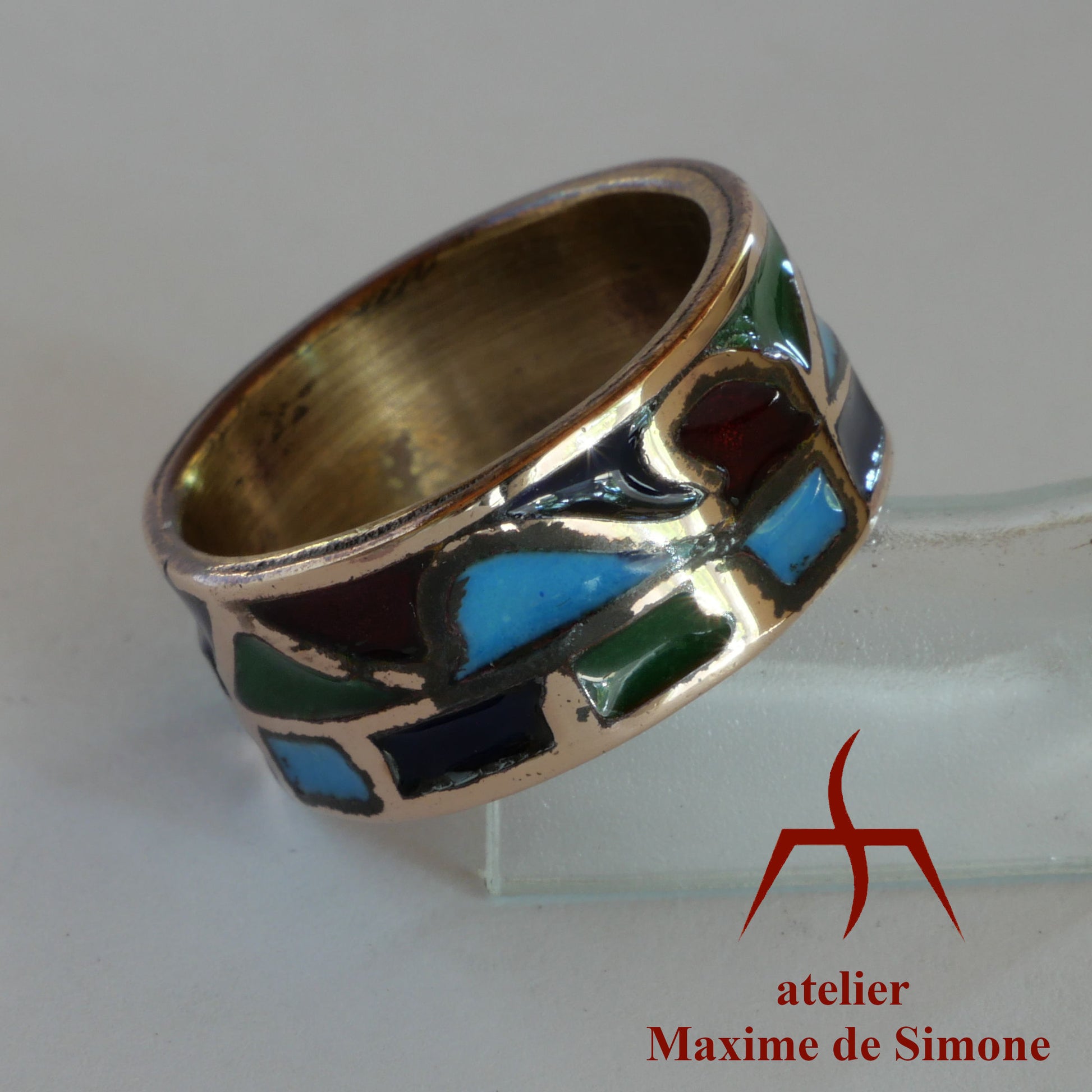 Anneau en bronze avec motif émaillé 