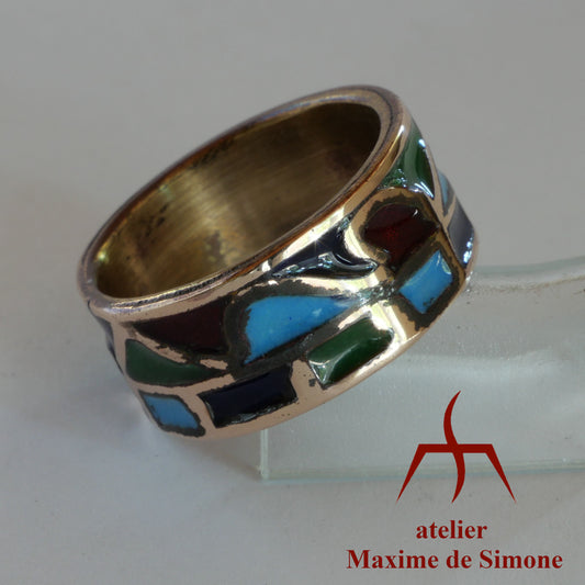 Anneau en bronze avec motif émaillé 