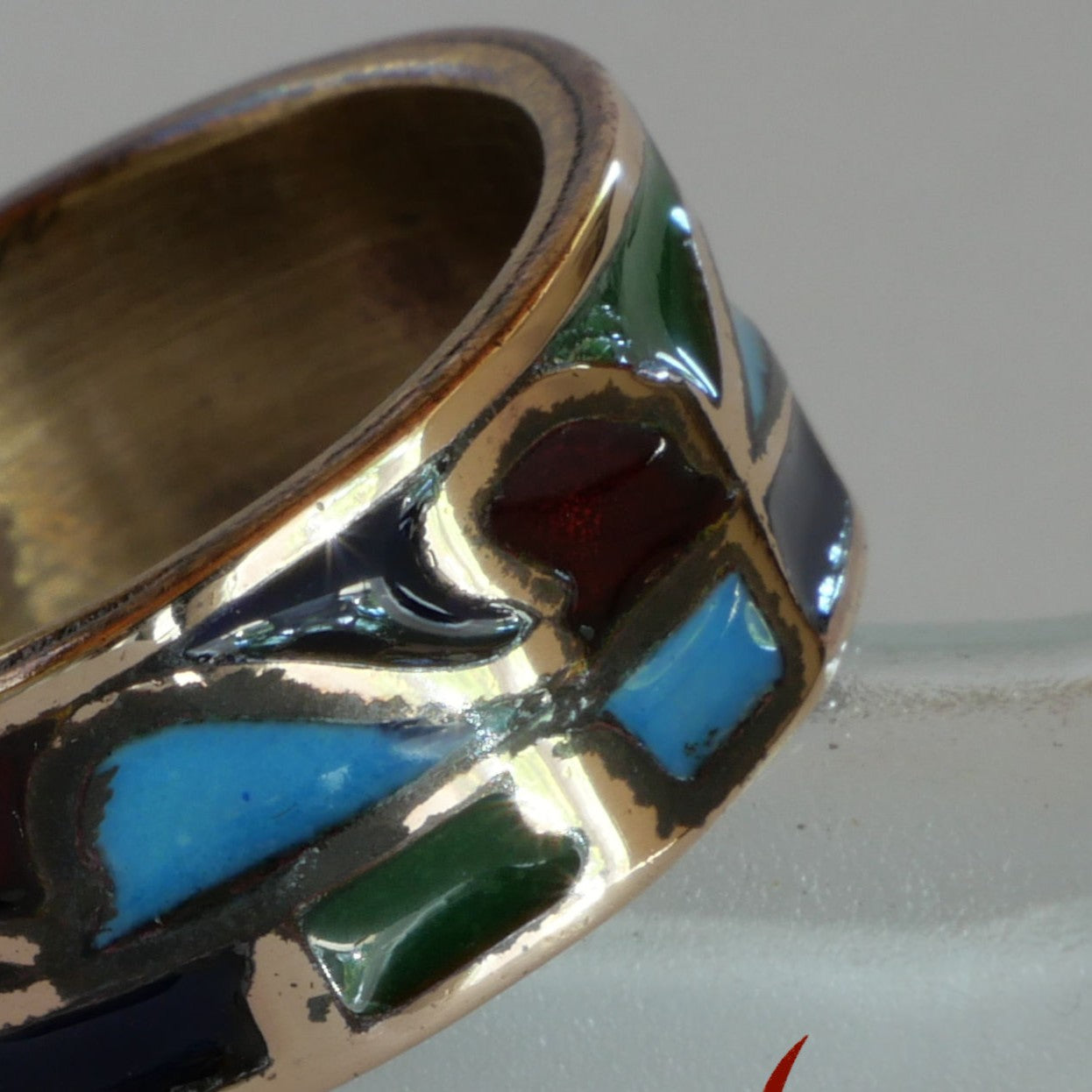 Anneau en bronze avec motif émaillé 