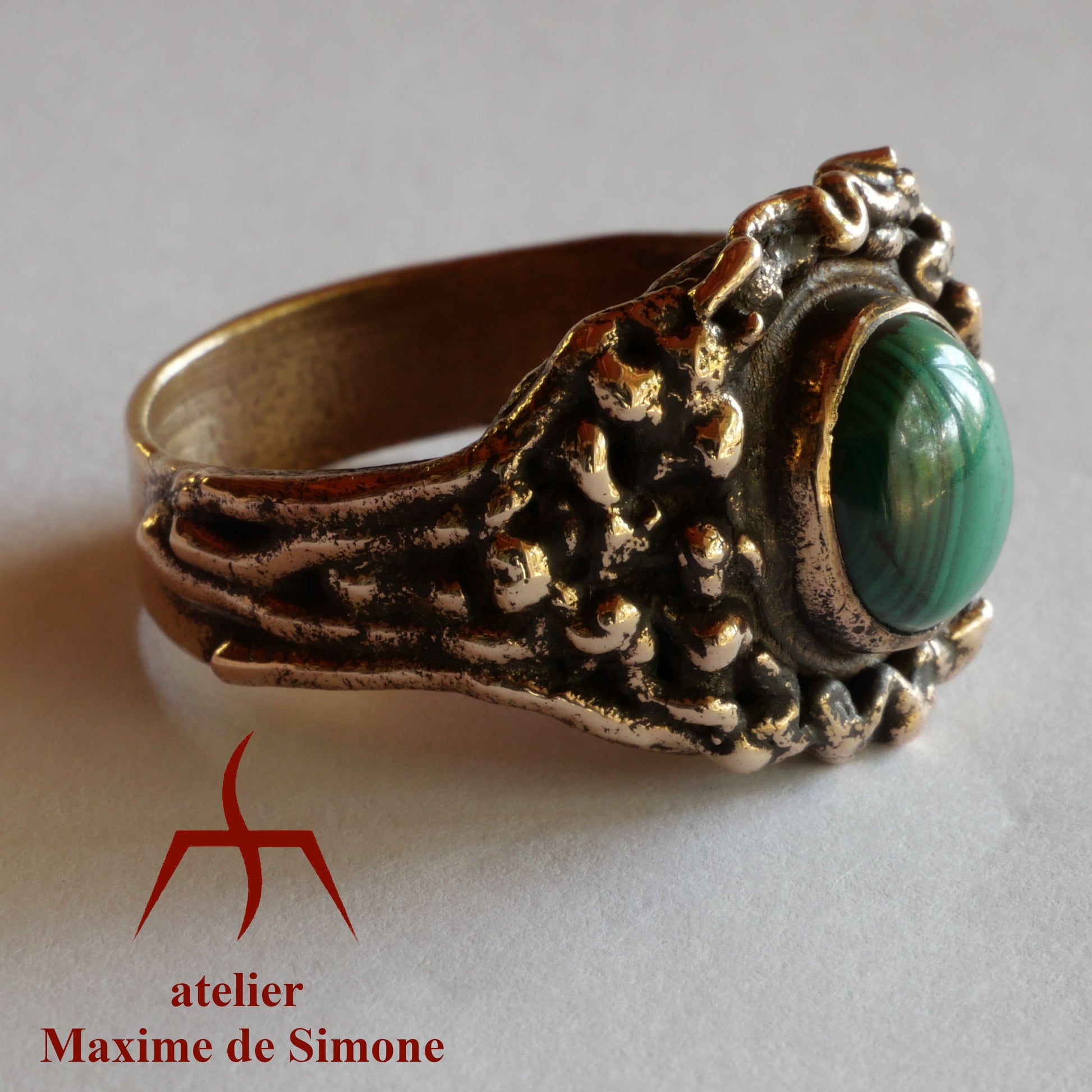 Bague sculptée en bronze avec un cabochon de malachite