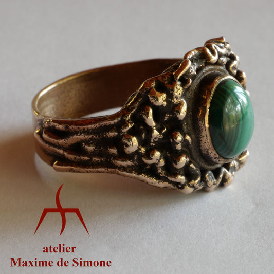 Bague sculptée en bronze avec un cabochon de malachite