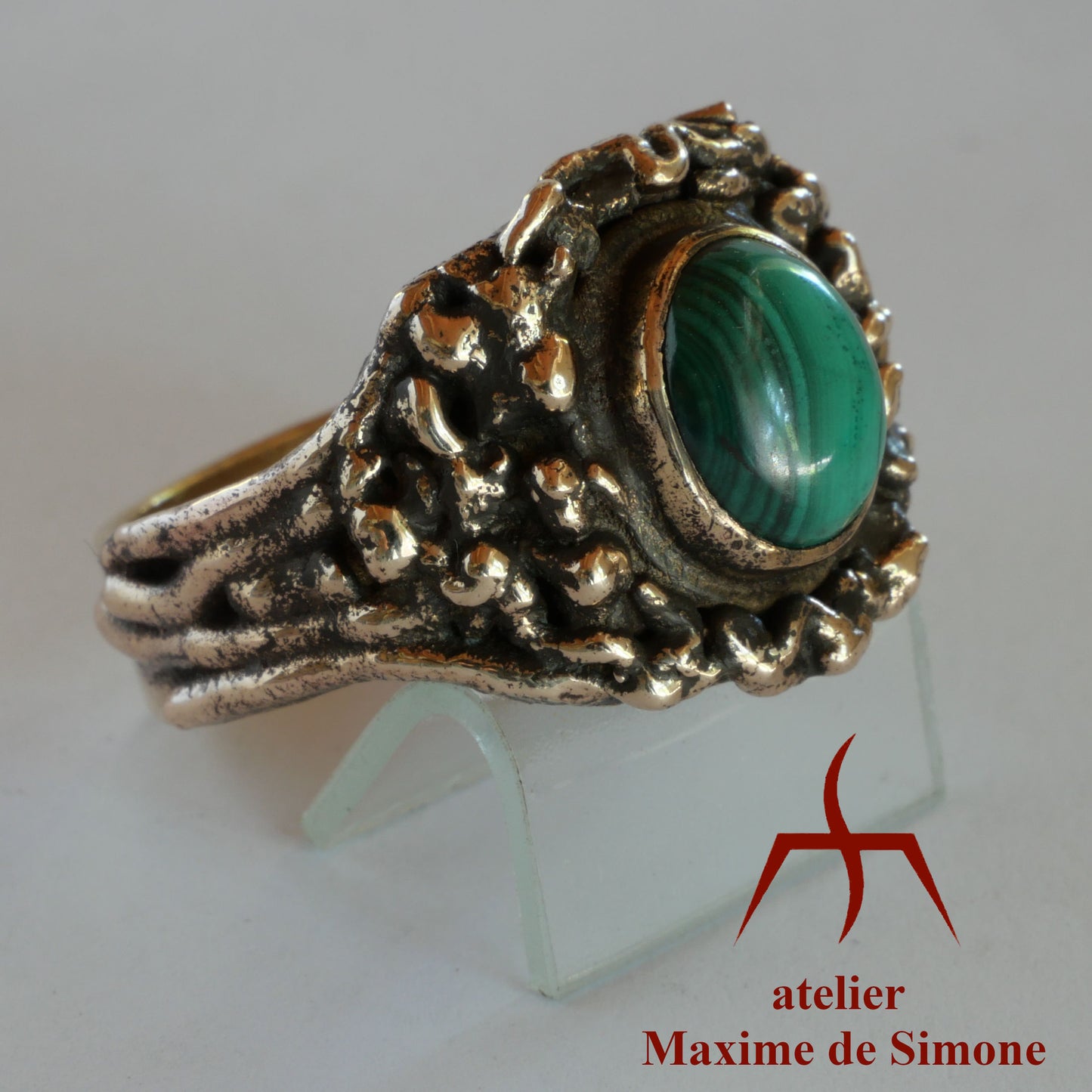 Bague sculptée en bronze avec un cabochon de malachite