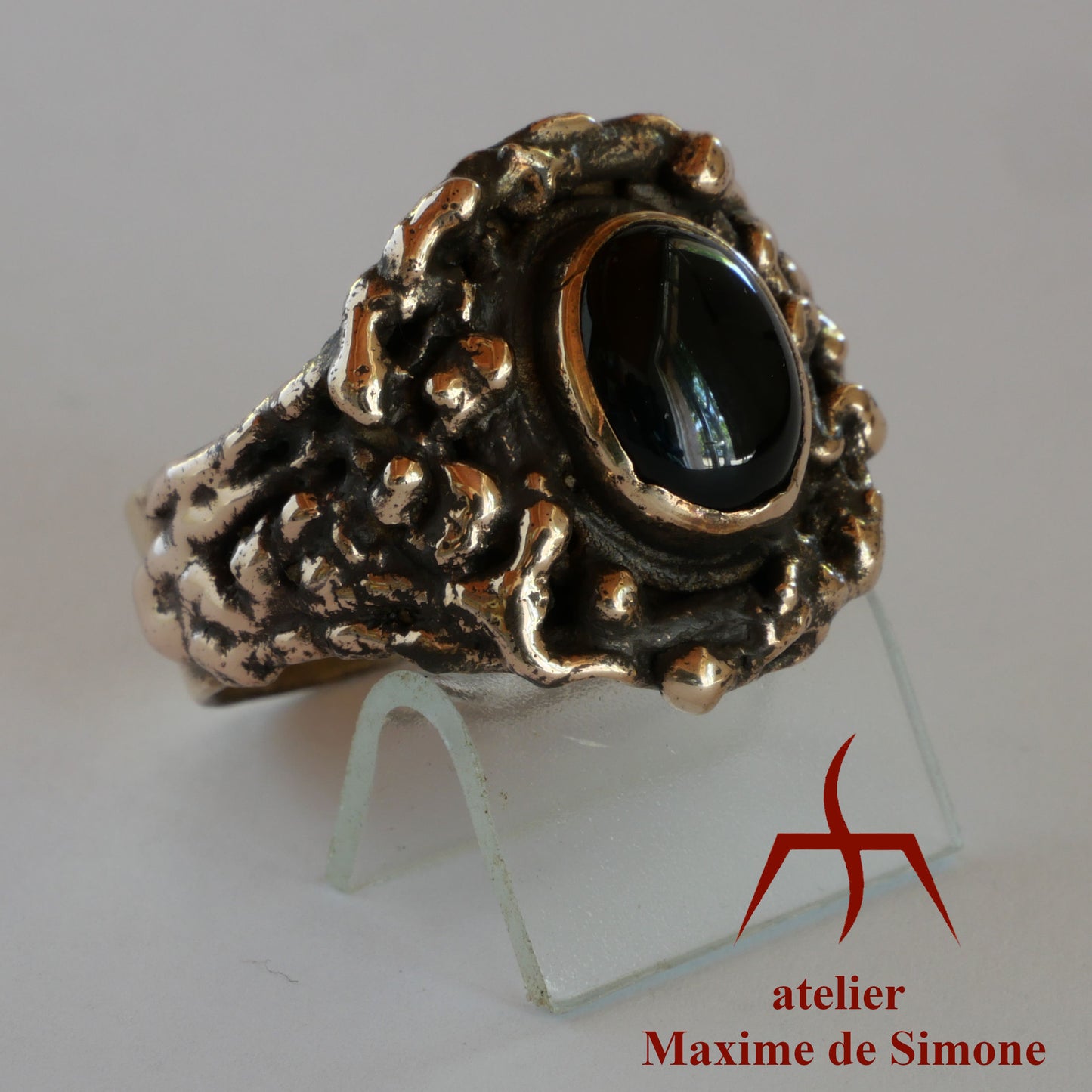 Bague sculptée en bronze avec un cabochon d'onyx noir